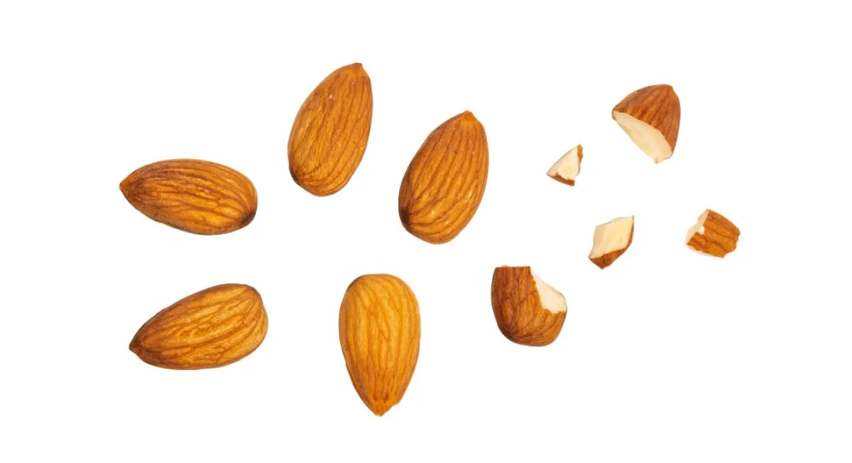 صورة لحبات من اللوز