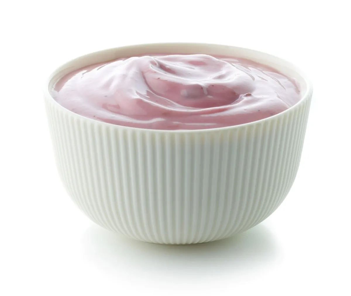 صورة لكوب من اللبن الزبادي المضاف له نكهة الفراولة