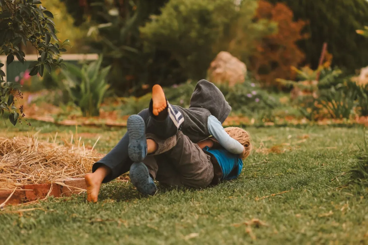 صورة طفلين يتعاركان