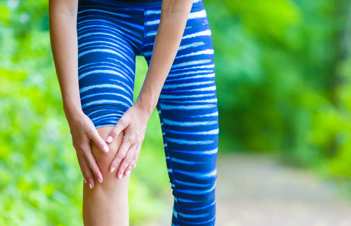 امرأة تعاني من ألم الركبة والمفاصل (المصدر: Freepik)