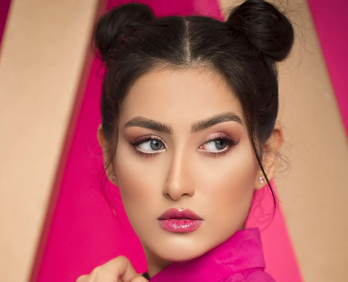 مستحضرات مكياج باللون الوردي