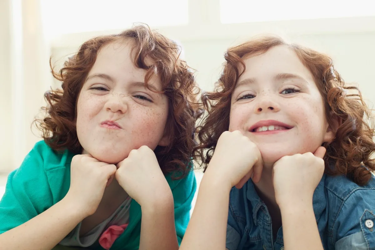 صورة لفتاة تبتسم وأخرى لا تبتسم 