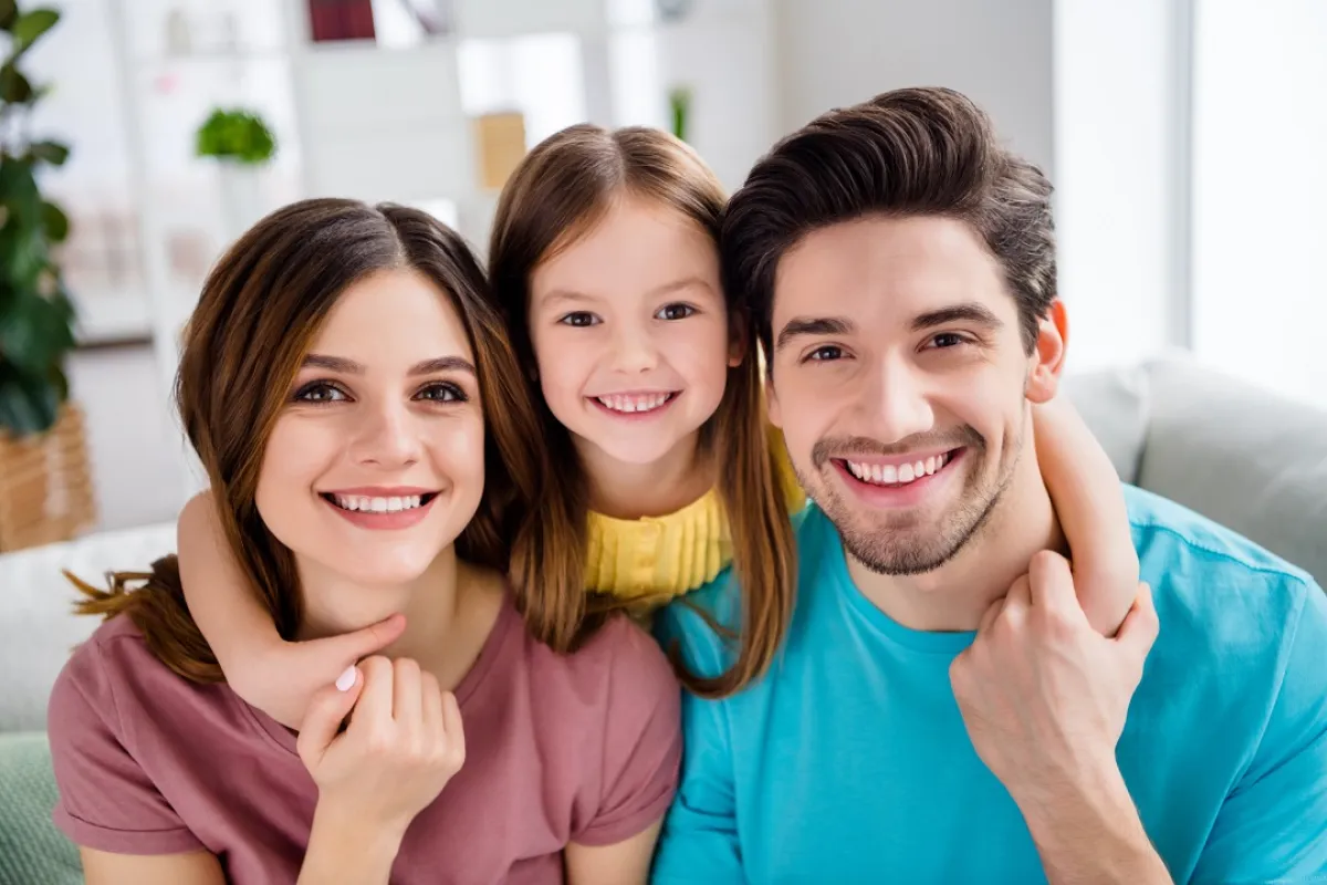 صورة لعائلة سعيدة منسجمة