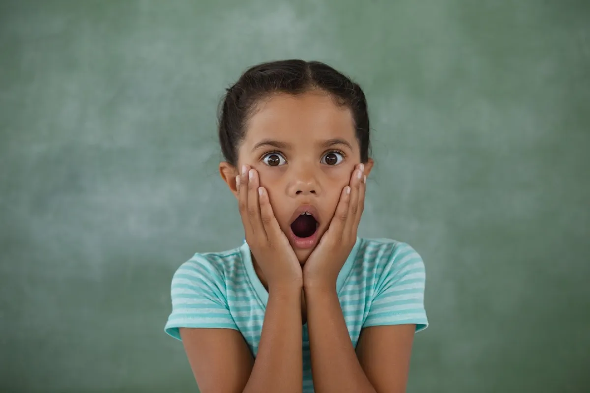 صورة لطفلة تعرضت لصدمةٍ ما