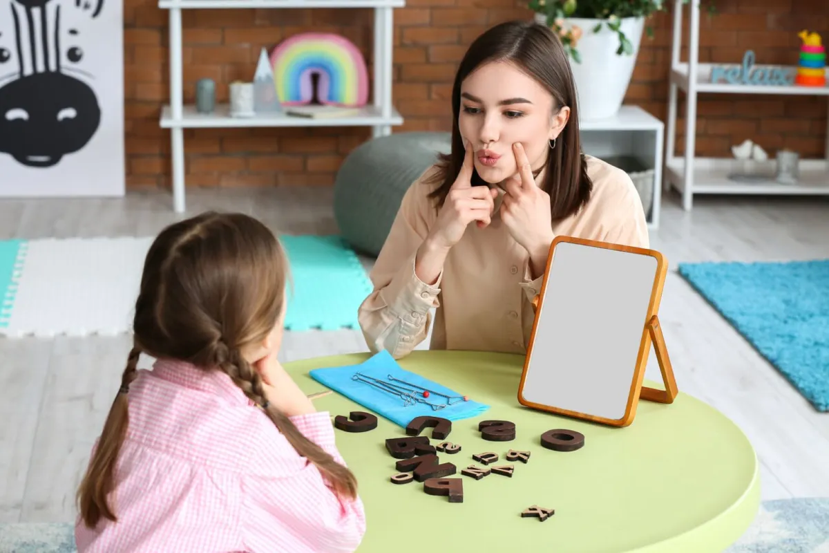 صورة لطفلة وأمها