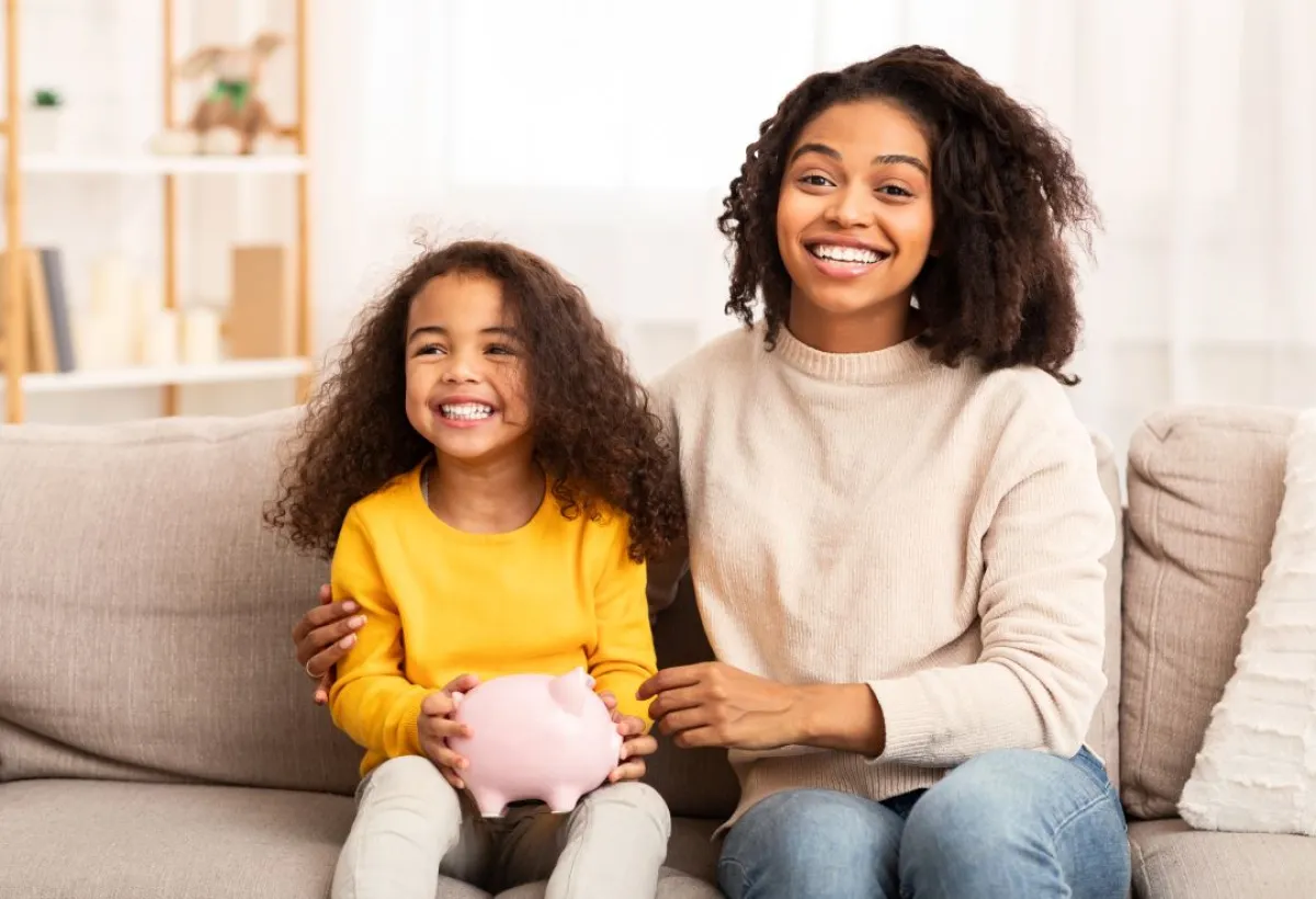 صورة تعب رعن تشجيع طفلتها على الادخار