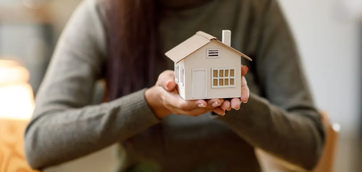 صورة تعبر عن دور الادخار في بناء المستقبل