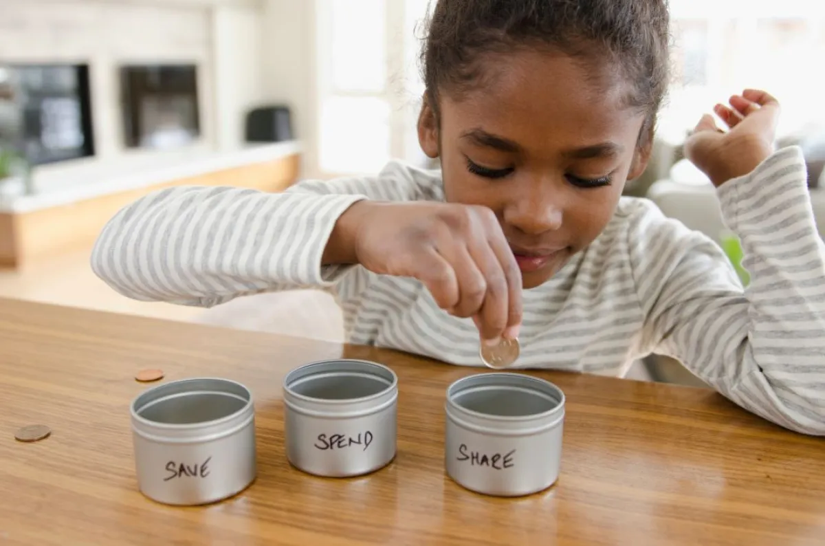 صورة لفرحة الطفل بالانجاز وتحصيل المال