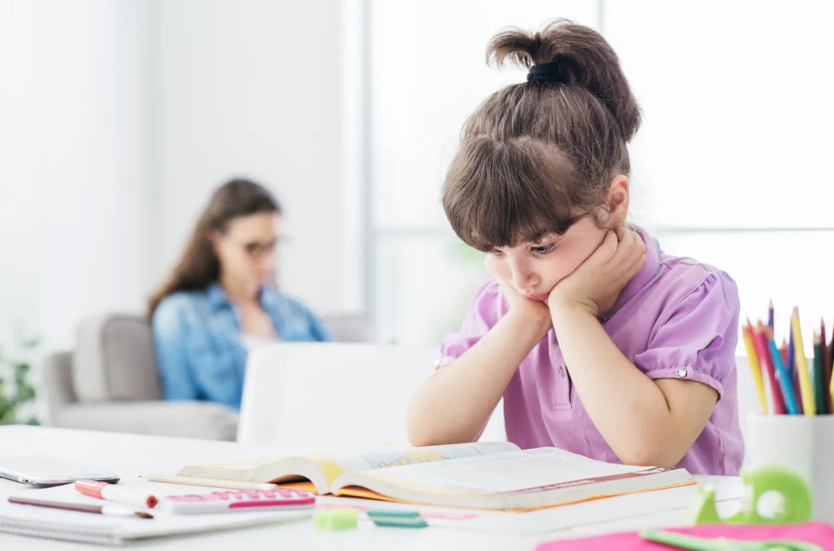 صورة لمعاناة الطفلة من الدراسة