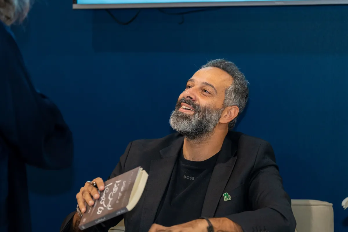 الكاتب د. خالد غطاس يوقع كتابه ليس هذا ما كتبت