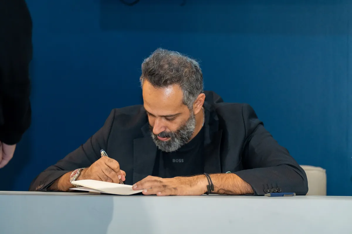 الكاتب د. خالد غطاس يوقع كتابه ليس هذا ما كتبت