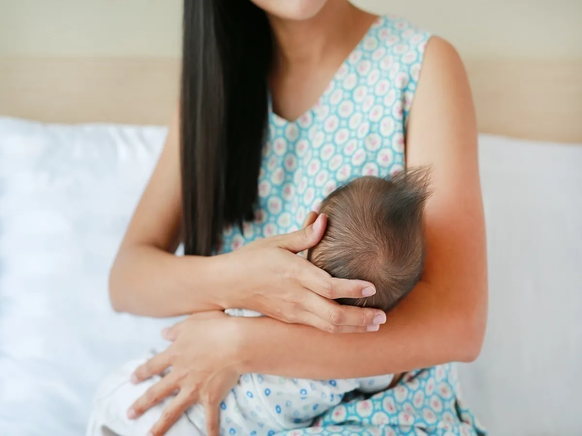 صورة لامرأة ترضع طفلها