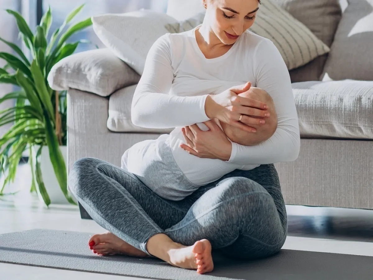 صورة لامرأة ترضع طفلها