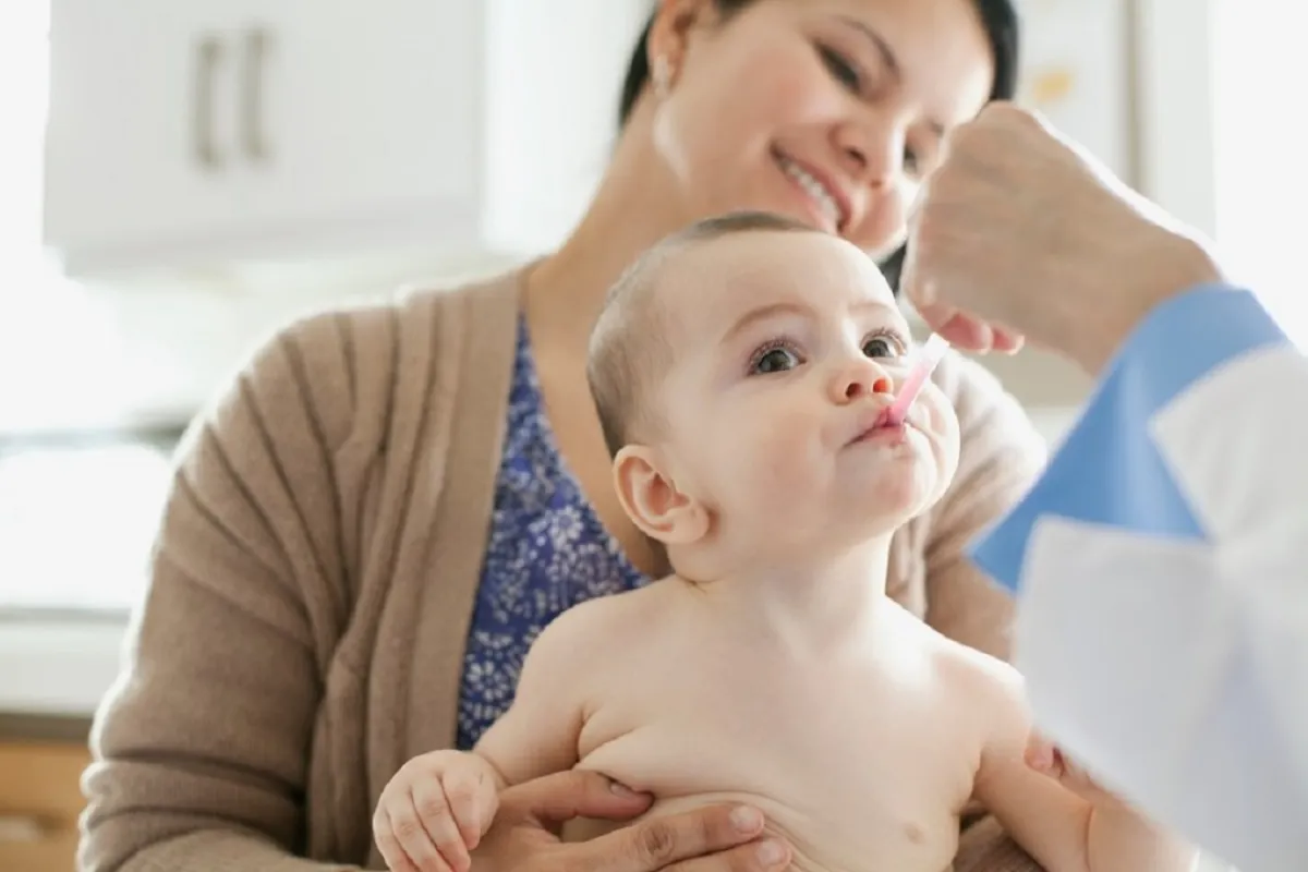 صورة لرضيع يتناول جرعته الوقائية