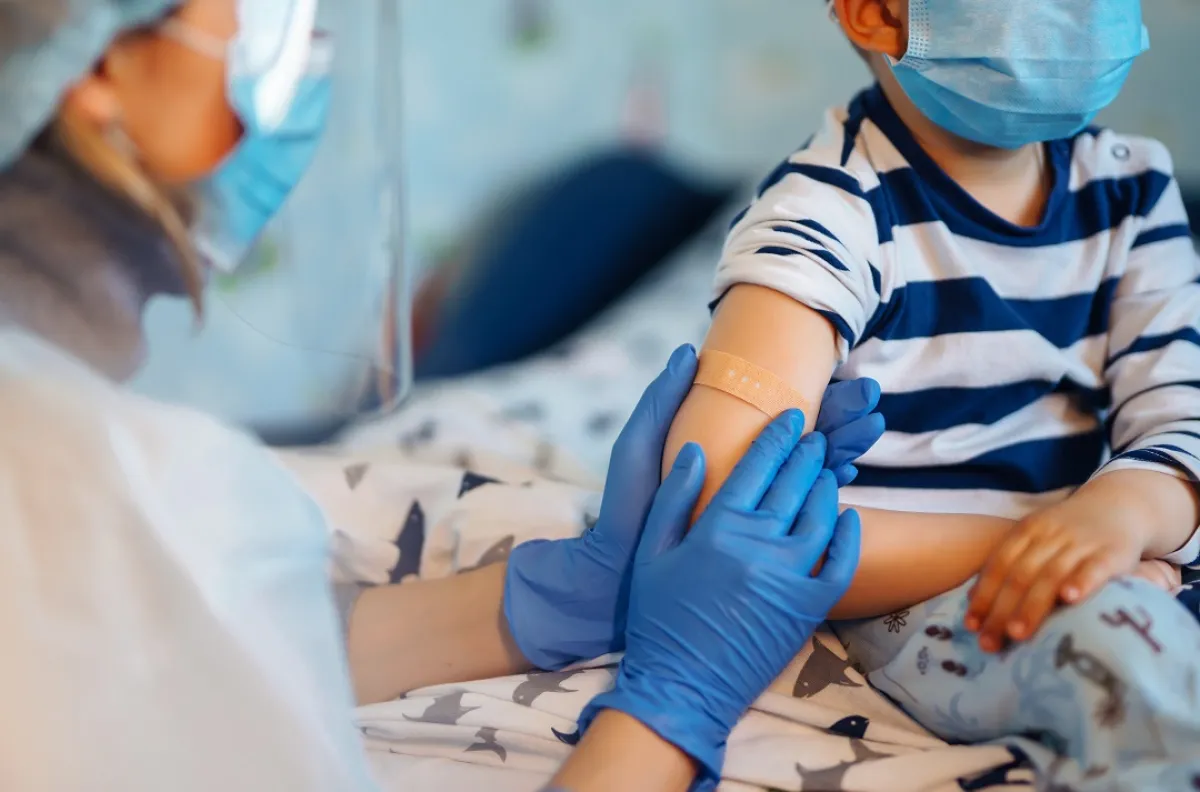 طفل صغير وممرضة