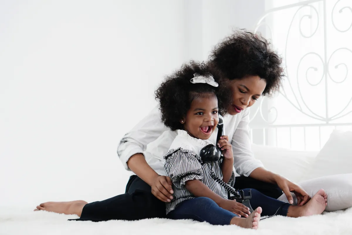 صورة لأم تراقب طفلتها