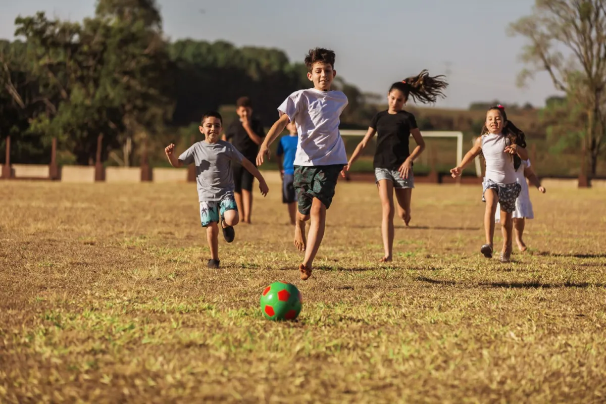 صورة أطفال في الملعب