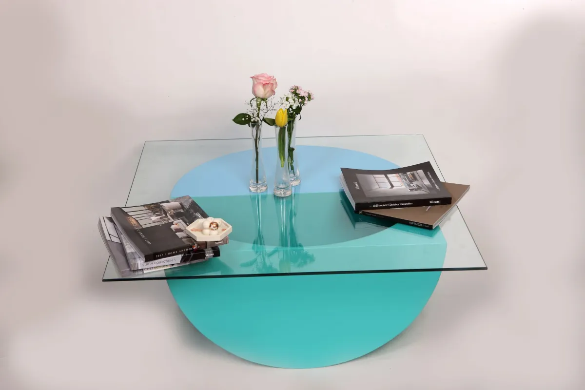 طاولة من تصميم مريم حجيج