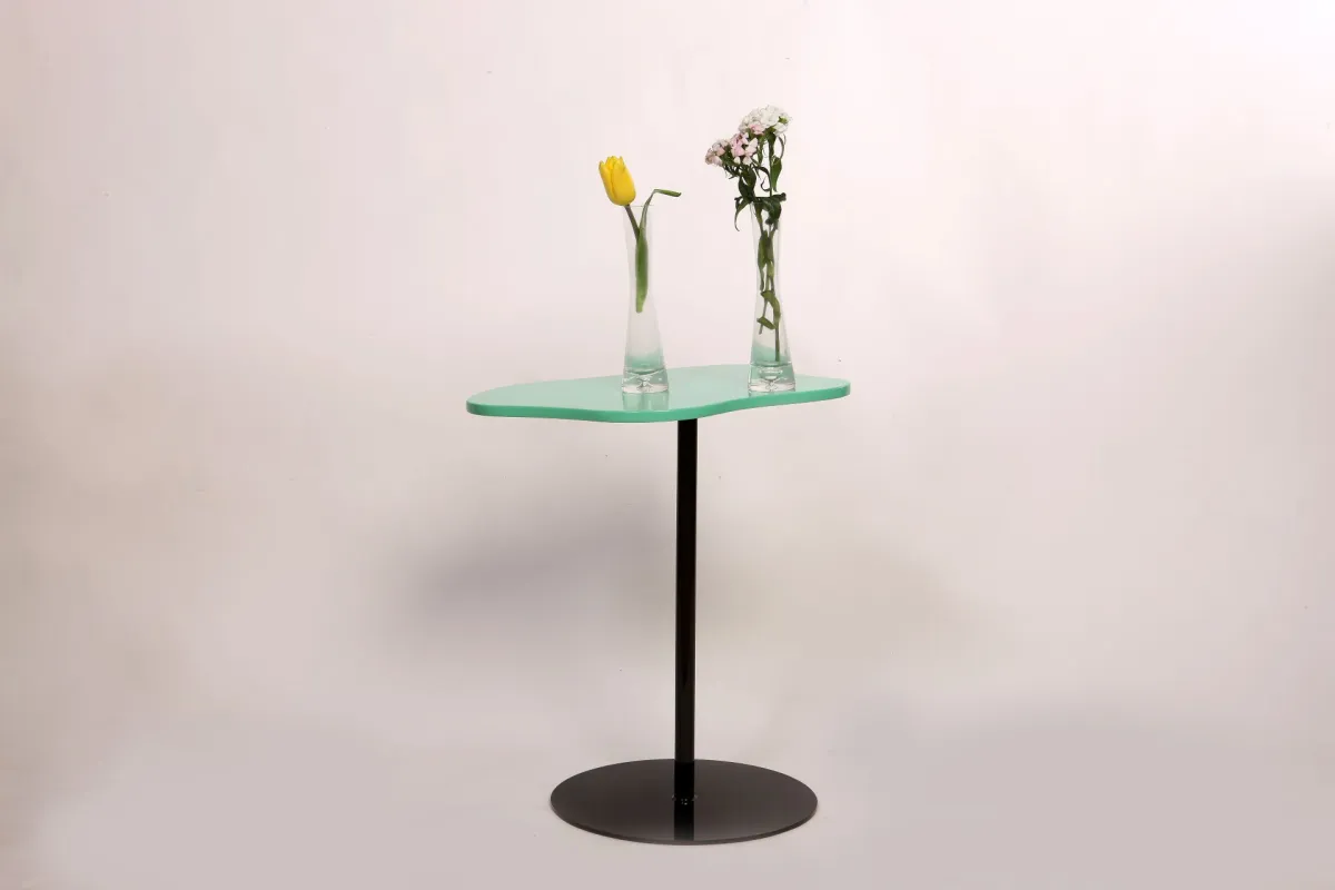 طاولة مميزة في تصميمها، خصوصًا لناحية الدمج بين المواد