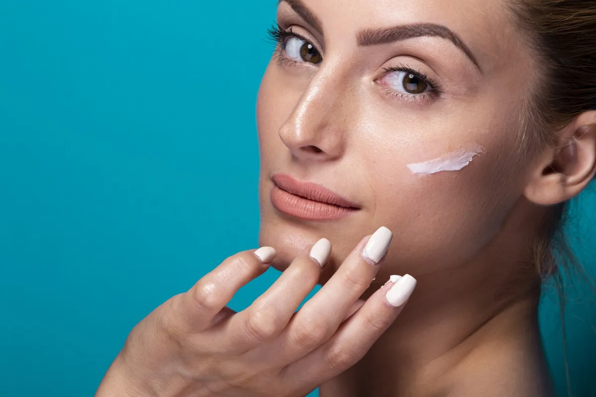 ترطيب البشرة الدهنية- الصورة من Freepik 