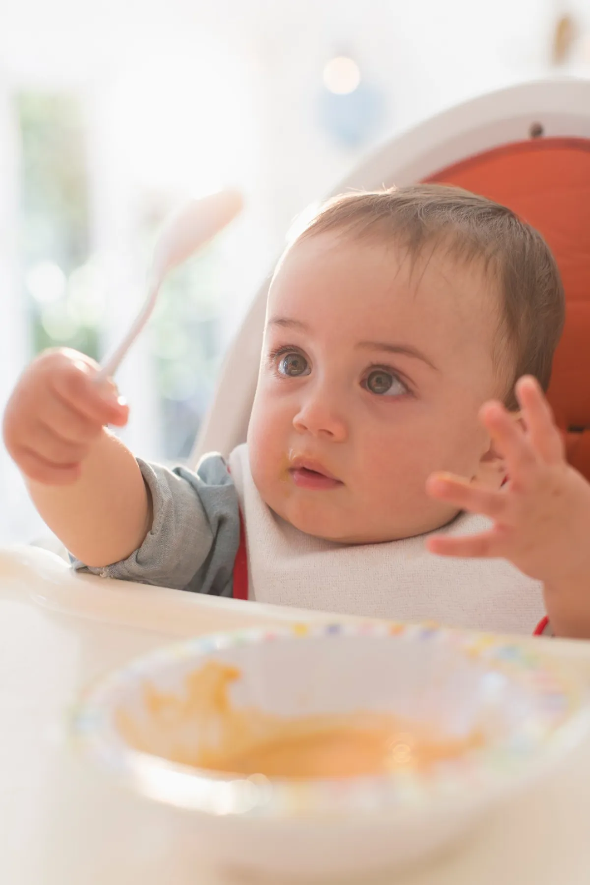 صورة لطفل يمسك بالملعقة