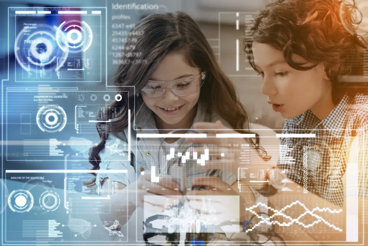 صورة لطفلتين تلعبان