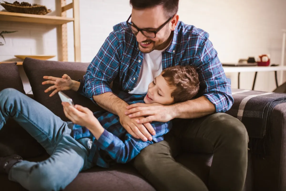 صورة طفل مع أبيه