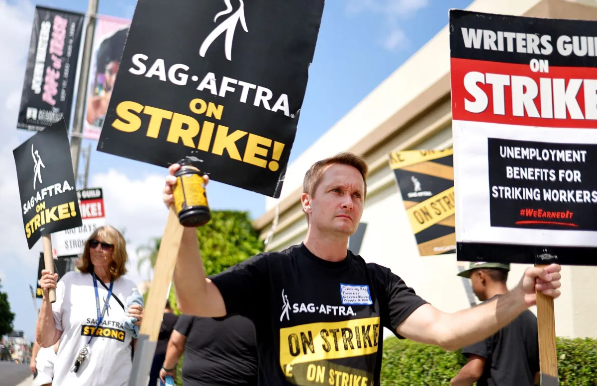 اعتصام أعضاء WGA (نقابة الكتاب الأمريكية) مع أعضاء SAG-AFTRA المضربين. مصدر الصورة: Mario Tama/Getty Images/AFP