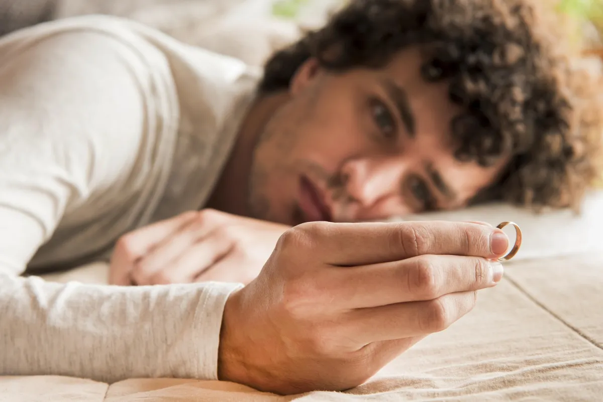 تأثير فشل الخطوبة على الثقة والقرارات العاطفية للرجل