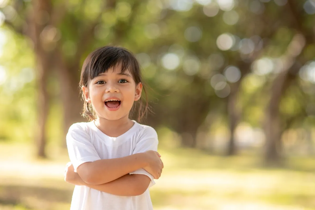صورة لطفلة تتمتع بالرضا والهدوء النفسي