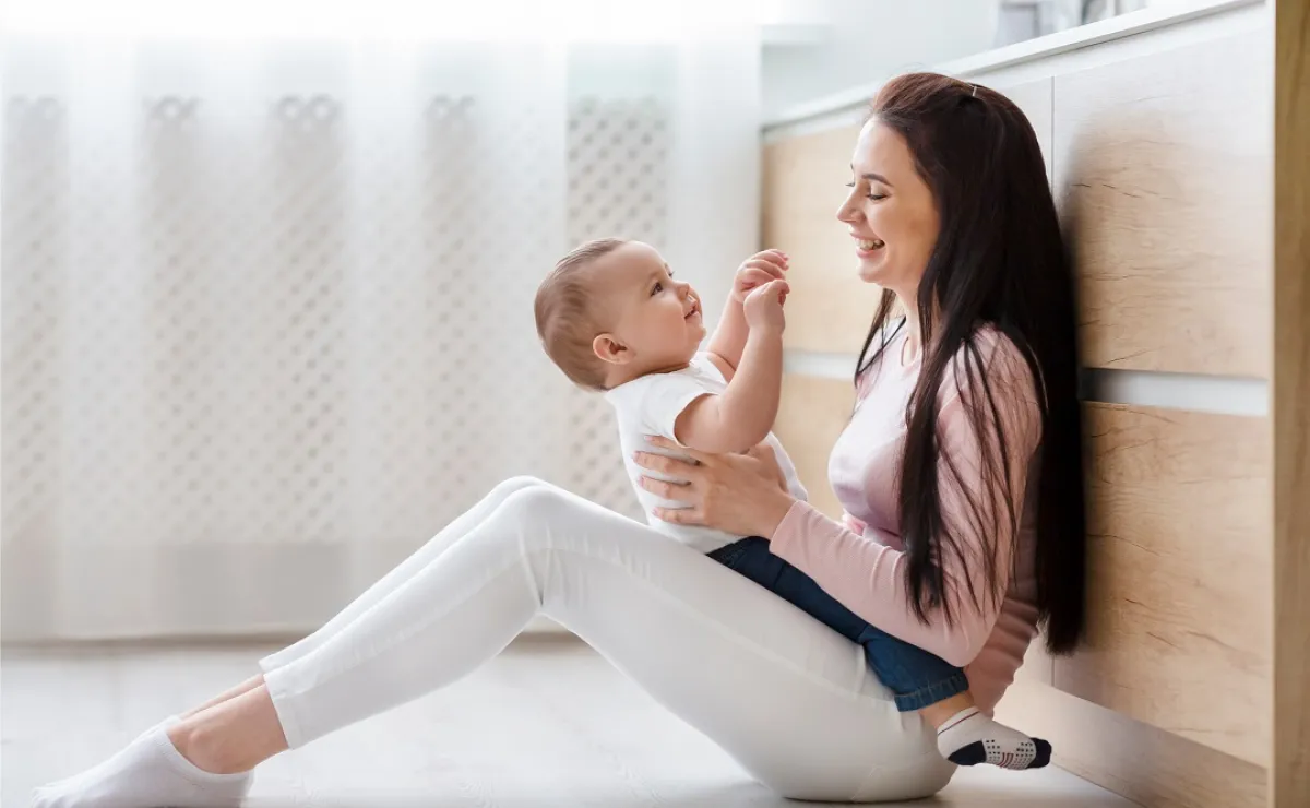 صورة لأم تتحدث ورضيعها