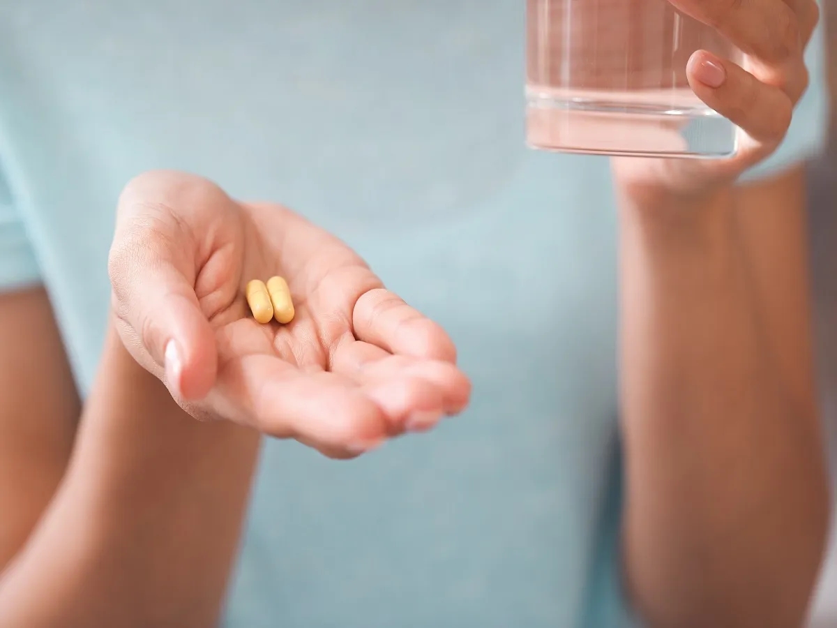 صورة لامراة تتناول الدواء