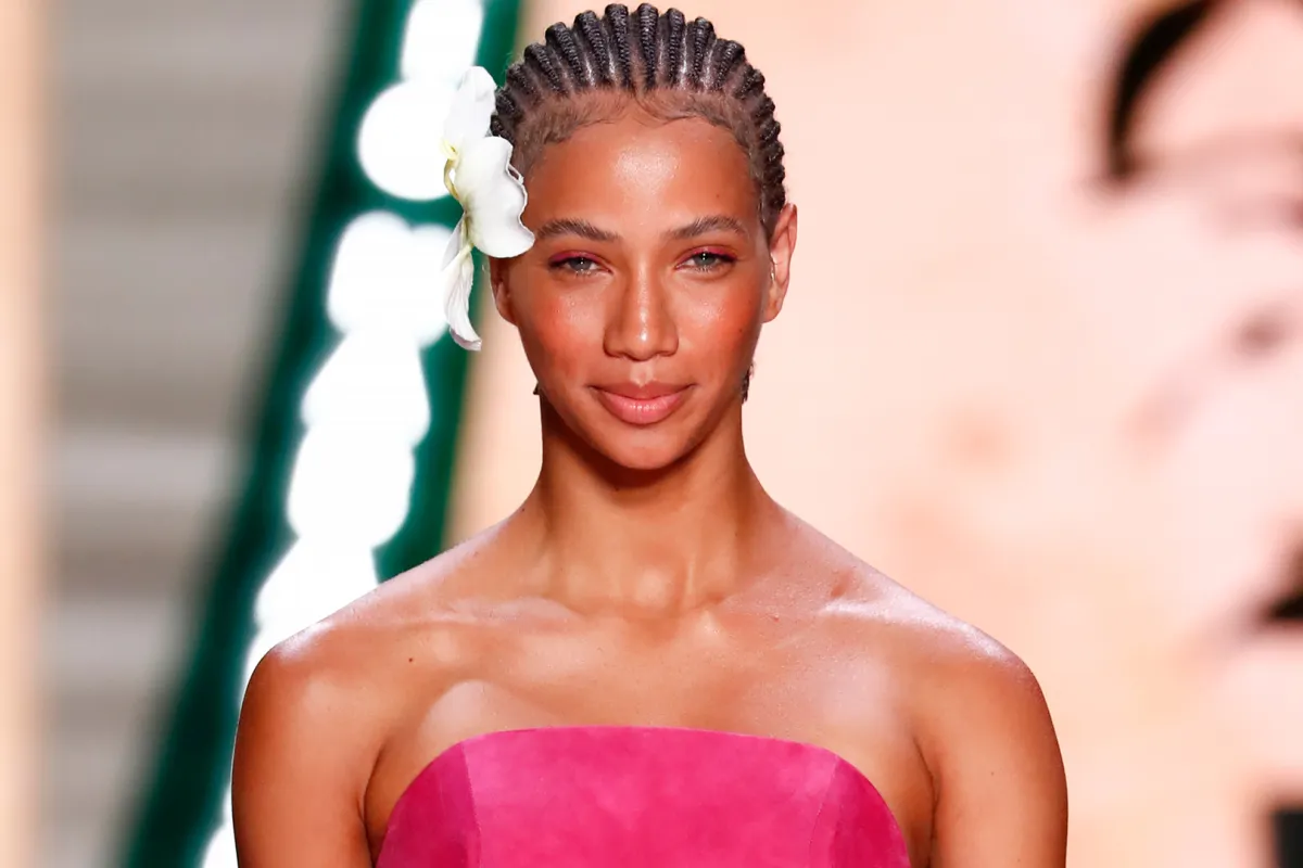 تسريحات ضفائر للشعر الطويل من وحي عروض الأزياء لربيع وصيف 2024