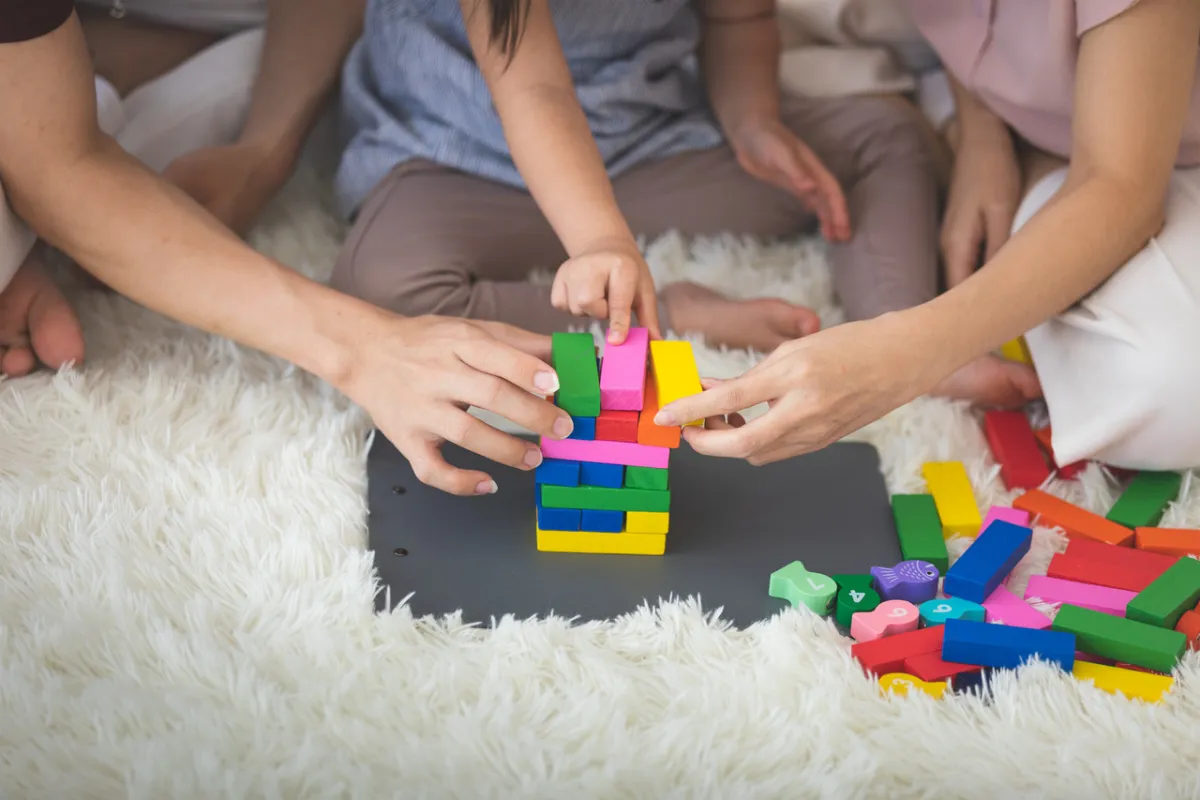 صورة اللعب بالمكعبات