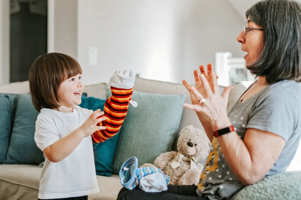 صورة ام تلعب مع طفلها