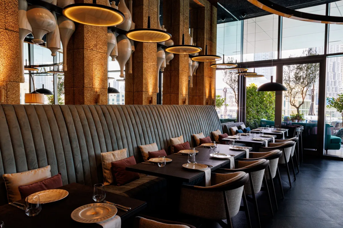  الجدران المصنوعة من الحجر الرملي والقناطر الضخمة مع مساحات الجلوس الفاخرة