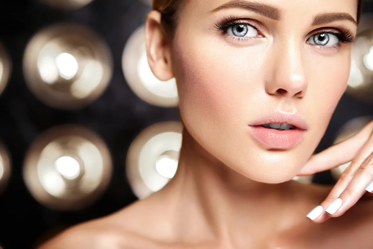 خطوات احترافية لتطبيق مكياج خريفي ناعم