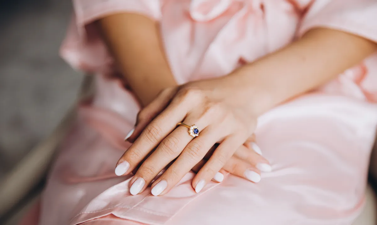 صور ألوان مناكير للعروس- الصورة من Freepik 