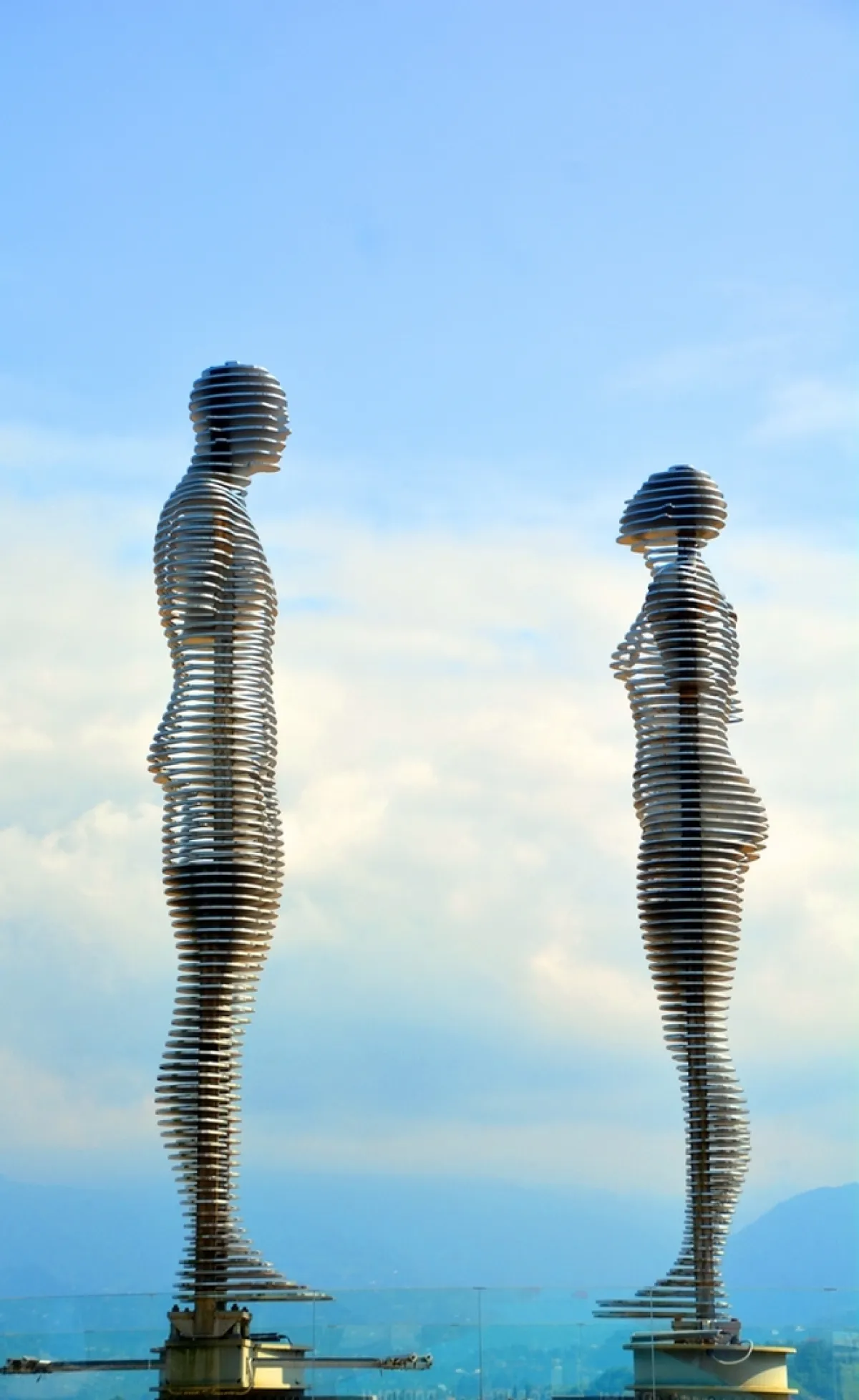 تمثال علي ونينو