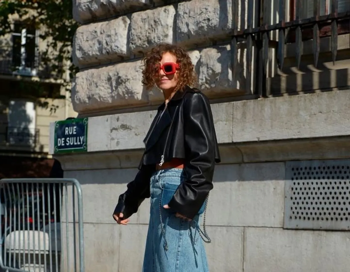 إطلالات بالدنيم والجلد من ستريت فاشن Street Fashion (الصورة من موقع Launchmetrics/Spotlight ©)