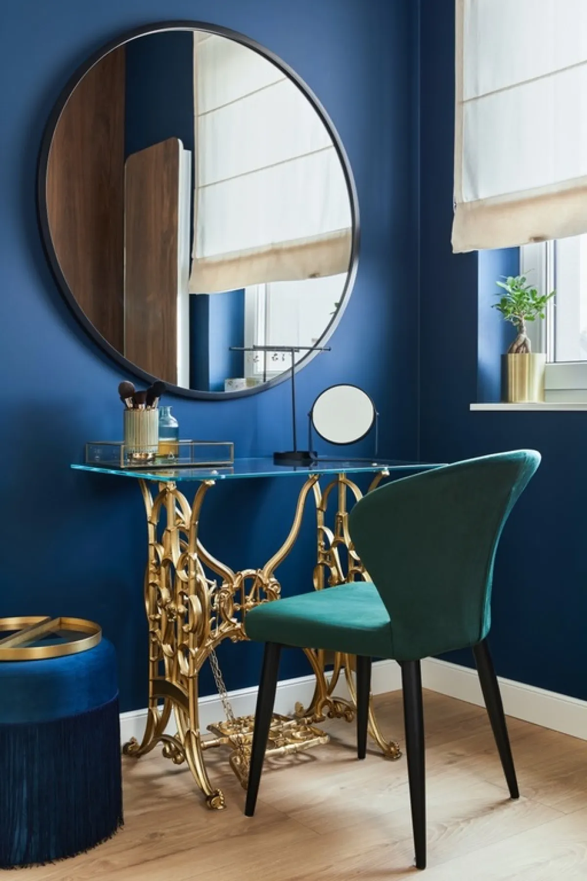 عناصر عدة مستديرة الشكل في غرفة النوم، مثل: المرآة والـ"بوف