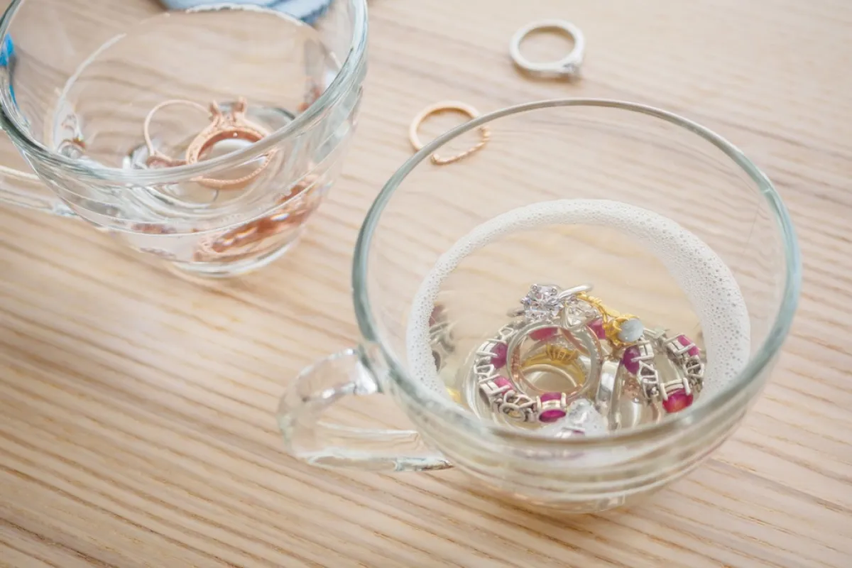 طرق آمنة لتنظيف المجوهرات الذهب والفضة والألماس