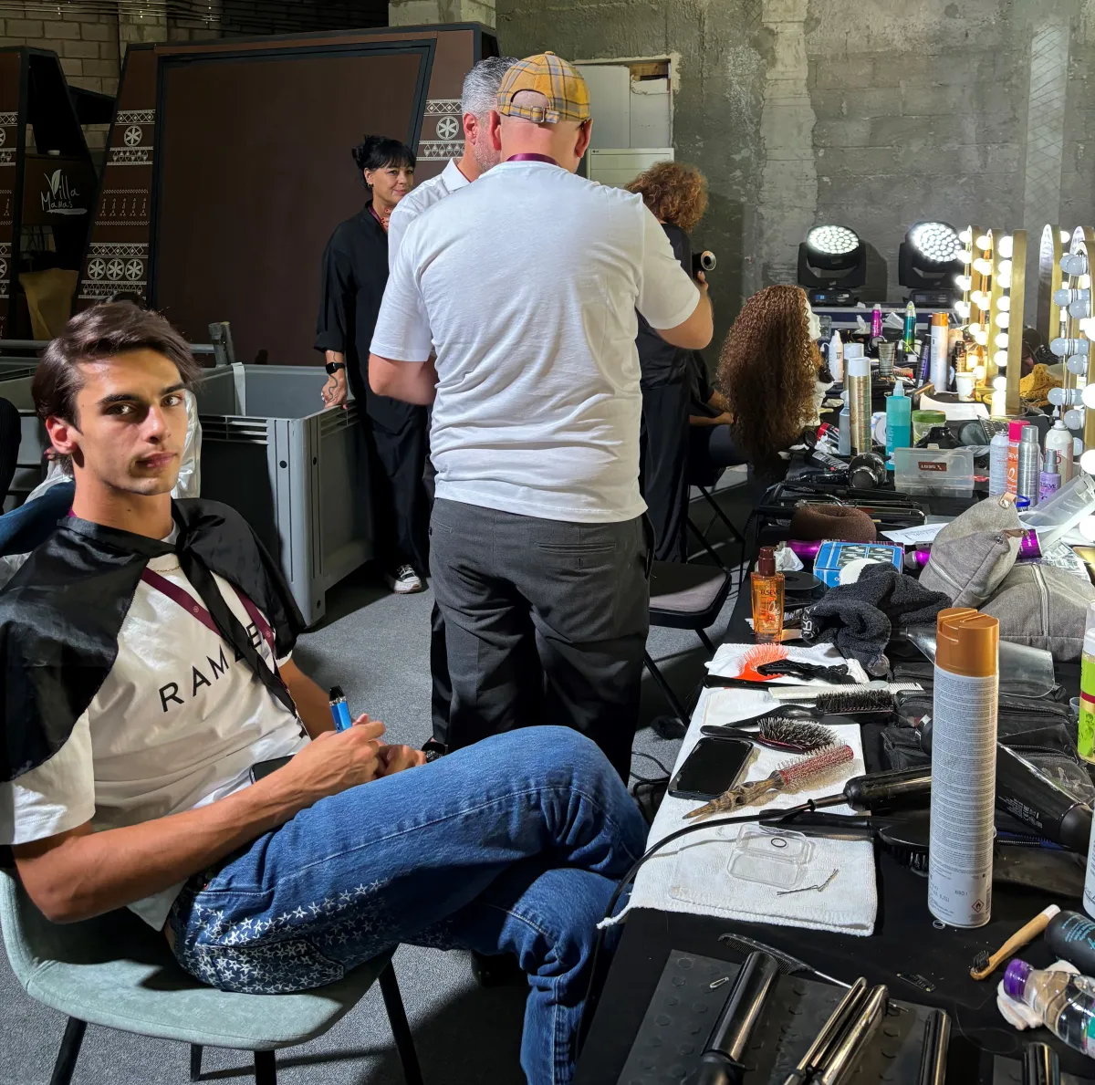 العارضين قبل بدأ العرض