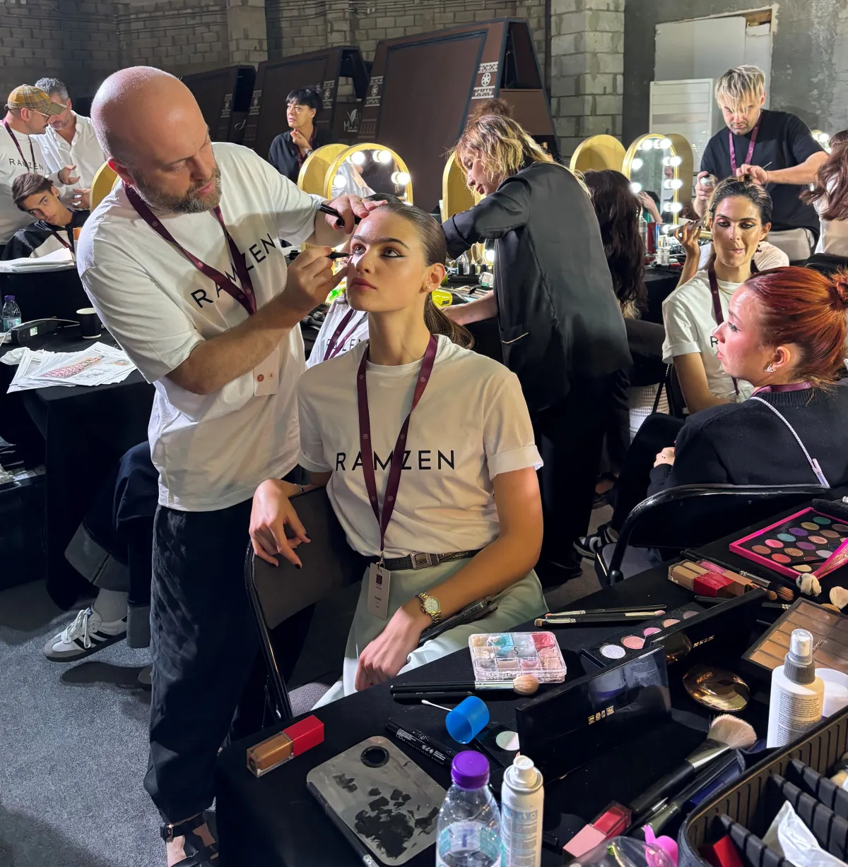 العارضات قبل بدأ العرض