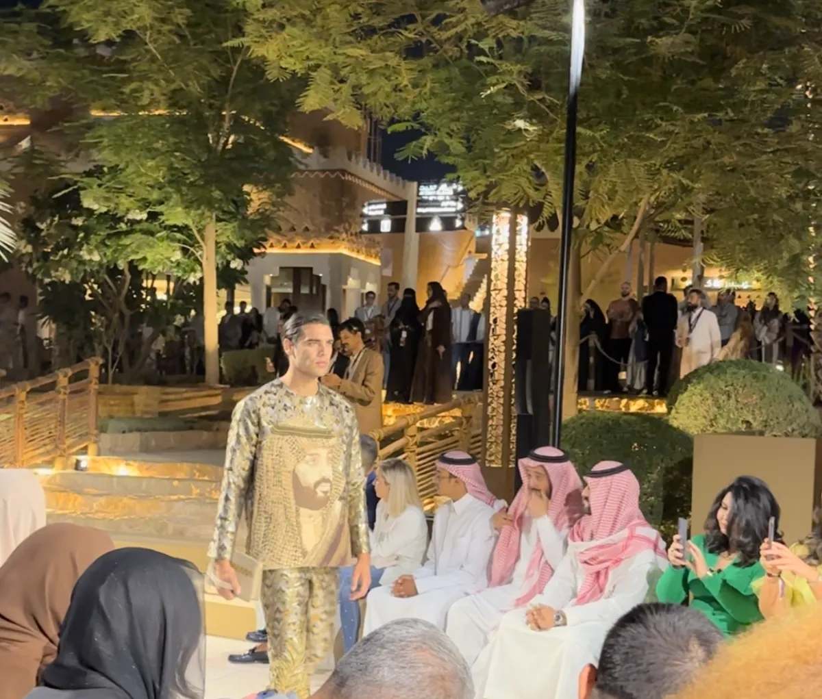 جانب من عرض الأزياء