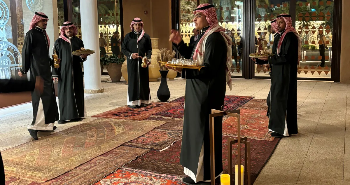 استقبال زوار معرض الدرعية للفنون والازياء بالقهوة السعودية