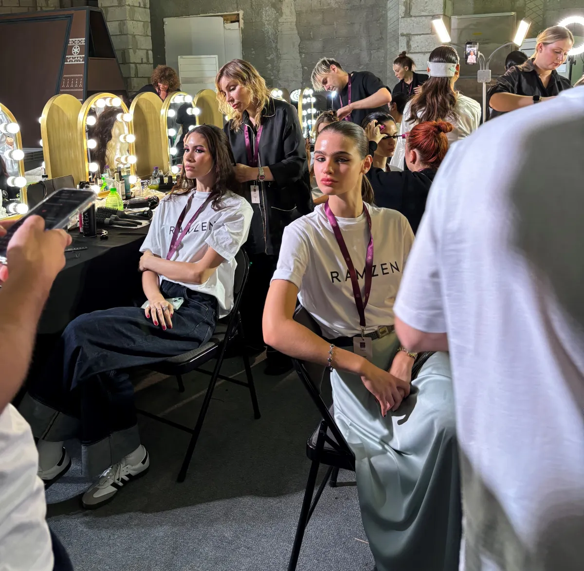 العارضات قبل بدأ العرض