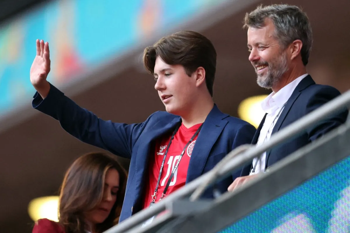 من اليمين ولي العهد الدنماركي الأمير فريدريك وبجانبه الأمير كريستيان (Frederik (R), Crown Prince of Denmark, and Prince Christian). مصدر الصورة: AFP / POOL / Catherine Ivill