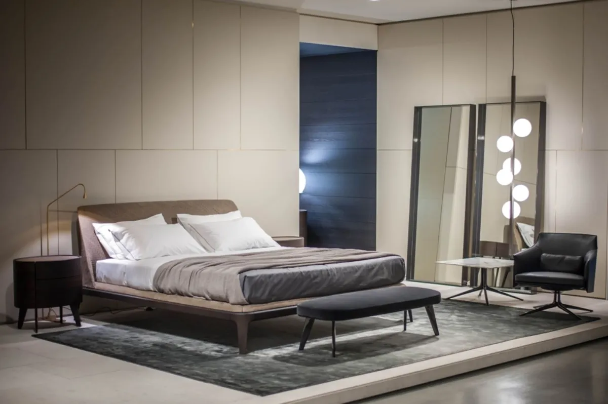 غرفة نوم فخمة لناحية الأثاث