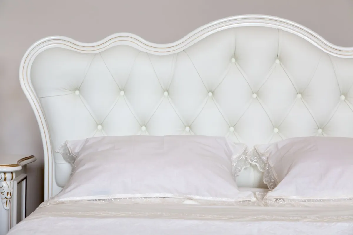 رأسية السرير منجدة، مع إطار خشبي غير مستقيم